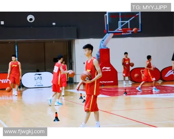 与足球明星的转场之旅：从草根到顶尖的梦想追逐与成长故事